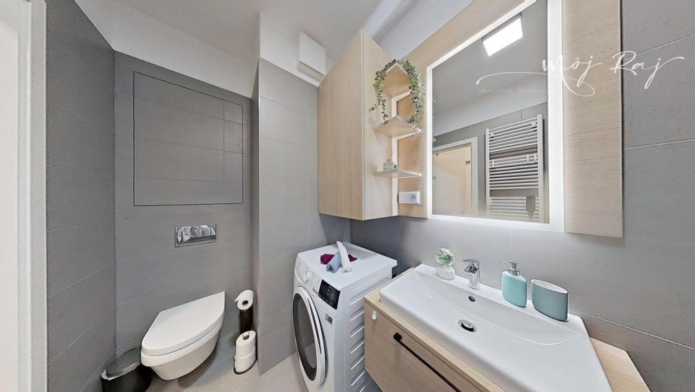 🌅 Štýlový 2-izb. byt s výhľadmi, balkónom a garážou – rezortné bývanie Čerešne