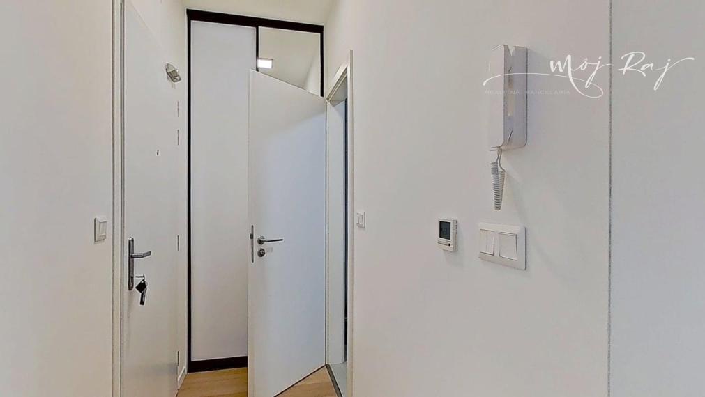 🌅 Štýlový 2-izb. byt s výhľadmi, balkónom a garážou – rezortné bývanie Čerešne