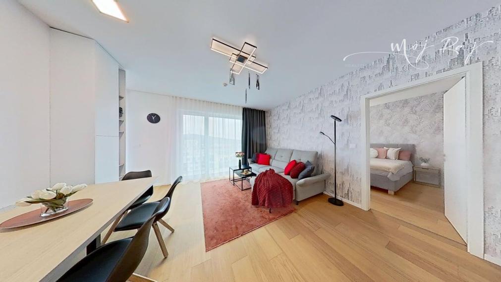 🌅 Štýlový 2-izb. byt s výhľadmi, balkónom a garážou – rezortné bývanie Čerešne