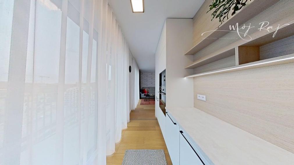 🌅 Štýlový 2-izb. byt s výhľadmi, balkónom a garážou – rezortné bývanie Čerešne