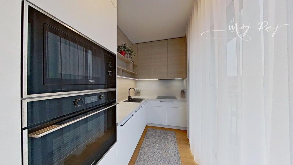 🌅 Štýlový 2-izb. byt s výhľadmi, balkónom a garážou – rezortné bývanie Čerešne