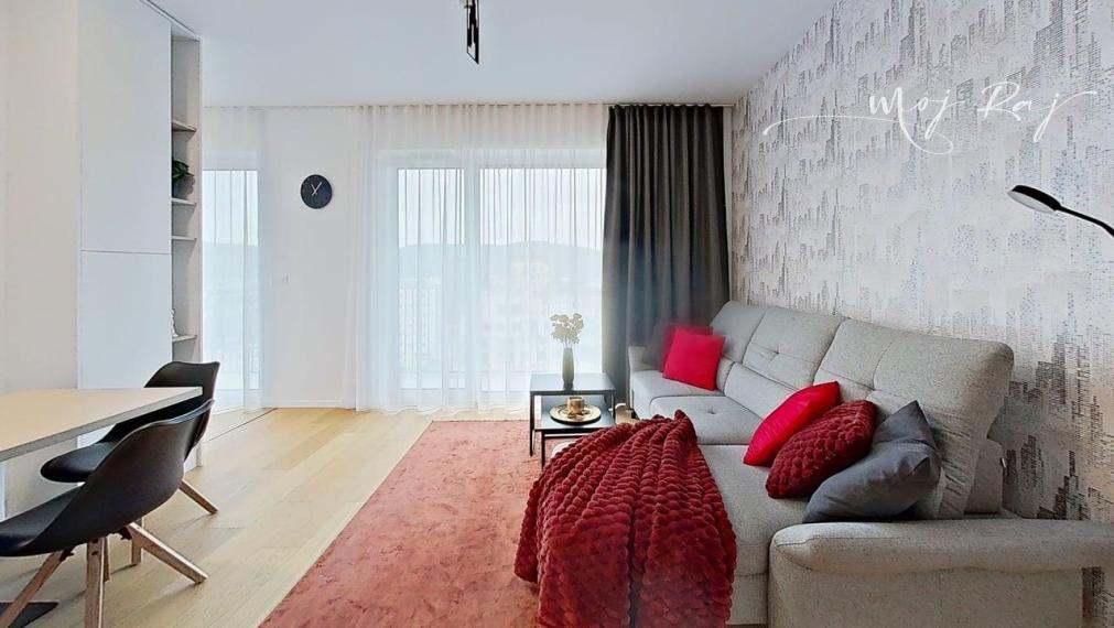 🌅 Štýlový 2-izb. byt s výhľadmi, balkónom a garážou – rezortné bývanie Čerešne