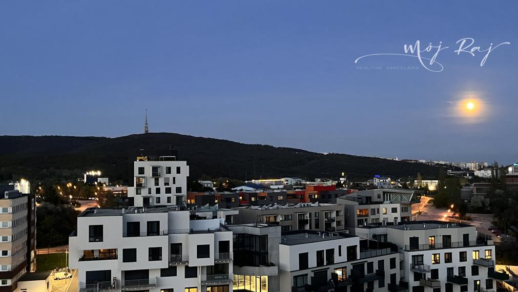 🌅 Štýlový 2-izb. byt s výhľadmi, balkónom a garážou – rezortné bývanie Čerešne