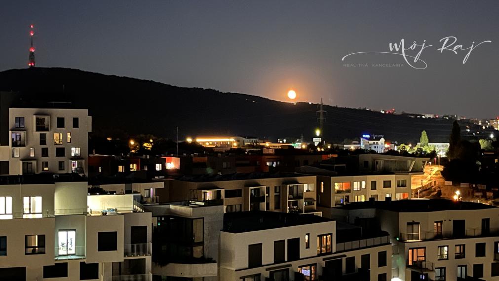 🌅 Štýlový 2-izb. byt s výhľadmi, balkónom a garážou – rezortné bývanie Čerešne