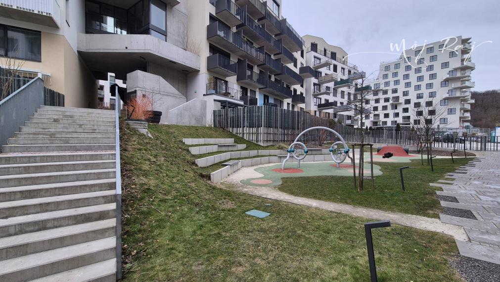 🌅 Štýlový 2-izb. byt s výhľadmi, balkónom a garážou – rezortné bývanie Čerešne