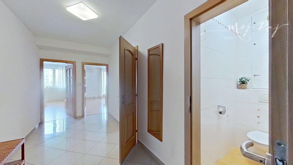 🏡 Priestranný 2-izb. byt s balkónom a gar. státím na Budatínskej