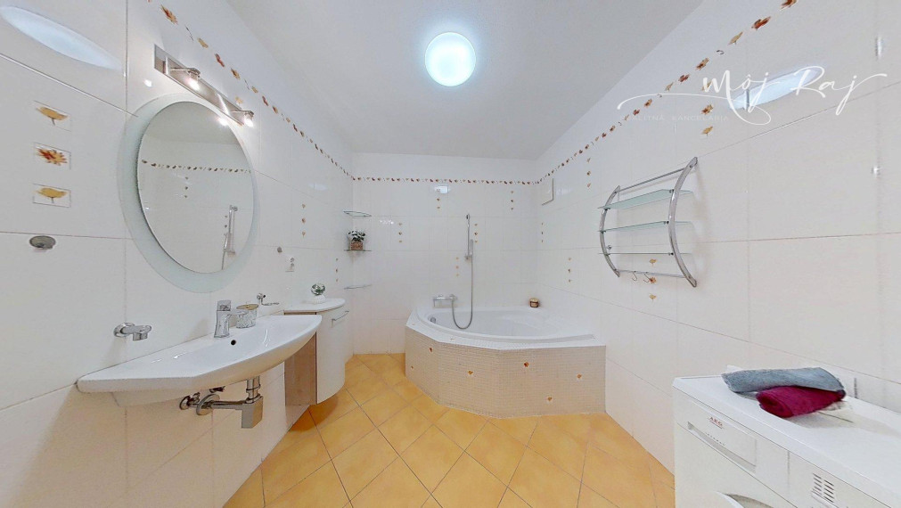 🏡 Priestranný 2-izb. byt s balkónom a gar. státím na Budatínskej