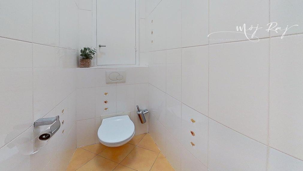 🏡 Priestranný 2-izb. byt s balkónom a gar. státím na Budatínskej