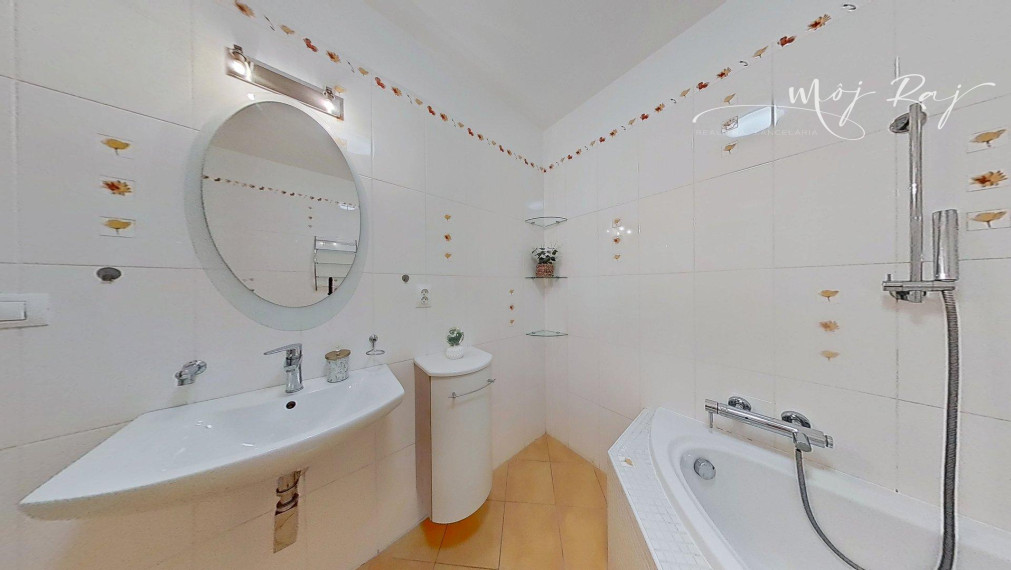 🏡 Priestranný 2-izb. byt s balkónom a gar. státím na Budatínskej