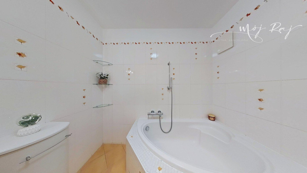 🏡 Priestranný 2-izb. byt s balkónom a gar. státím na Budatínskej