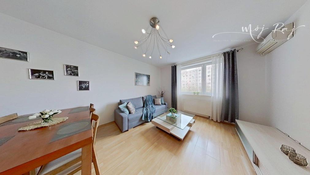 🏡 Priestranný 2-izb. byt s balkónom a gar. státím na Budatínskej
