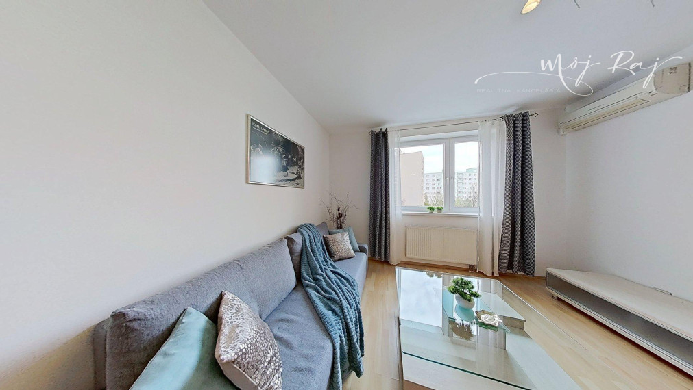 🏡 Priestranný 2-izb. byt s balkónom a gar. státím na Budatínskej