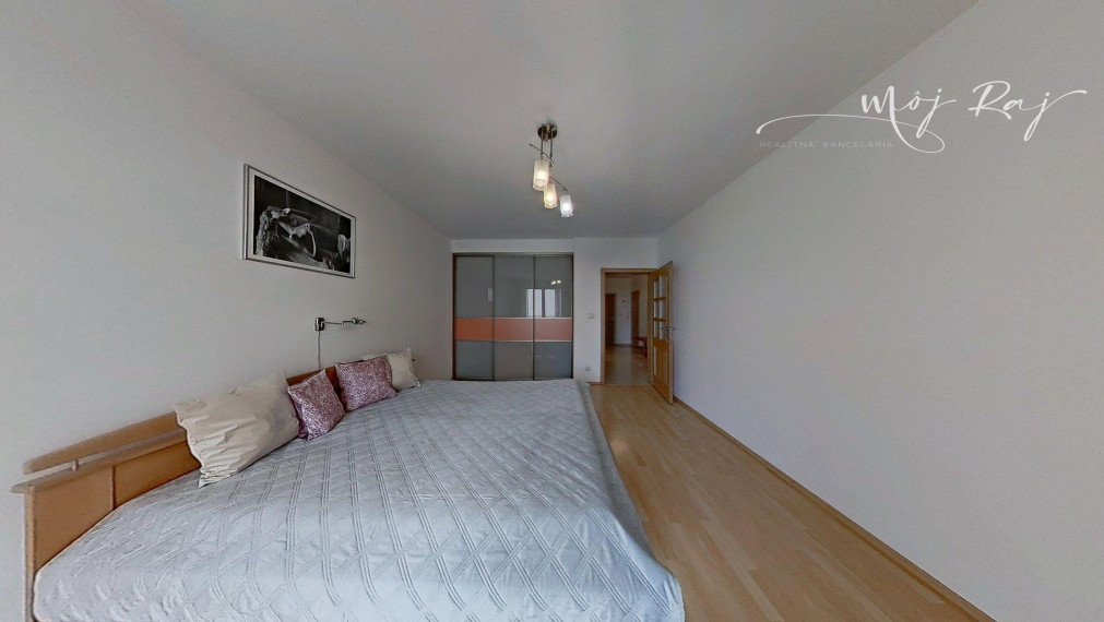 🏡 Priestranný 2-izb. byt s balkónom a gar. státím na Budatínskej