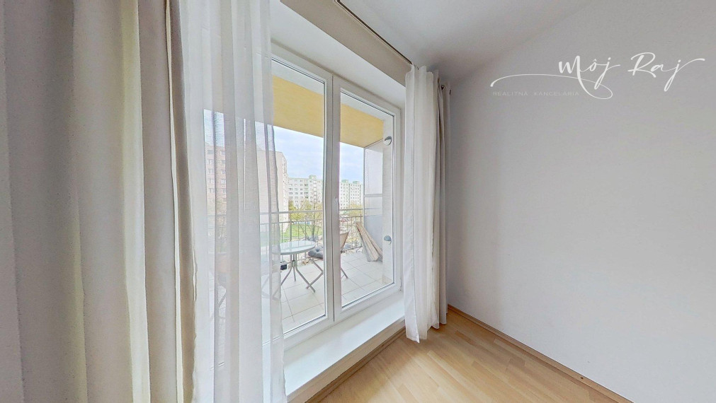 🏡 Priestranný 2-izb. byt s balkónom a gar. státím na Budatínskej