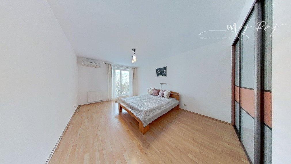 🏡 Priestranný 2-izb. byt s balkónom a gar. státím na Budatínskej