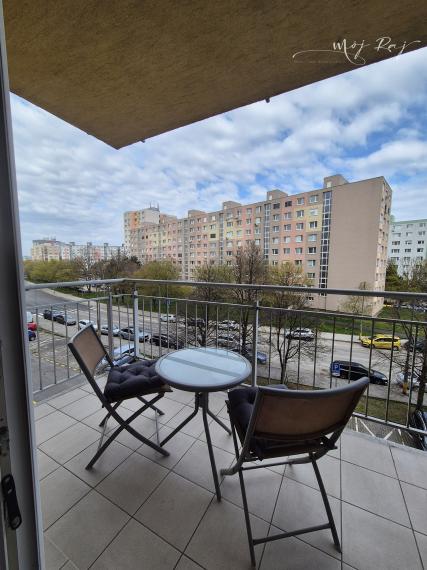 🏡 Priestranný 2-izb. byt s balkónom a gar. státím na Budatínskej