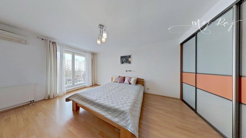 🏡 Priestranný 2-izb. byt s balkónom a gar. státím na Budatínskej