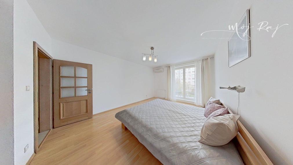 🏡 Priestranný 2-izb. byt s balkónom a gar. státím na Budatínskej