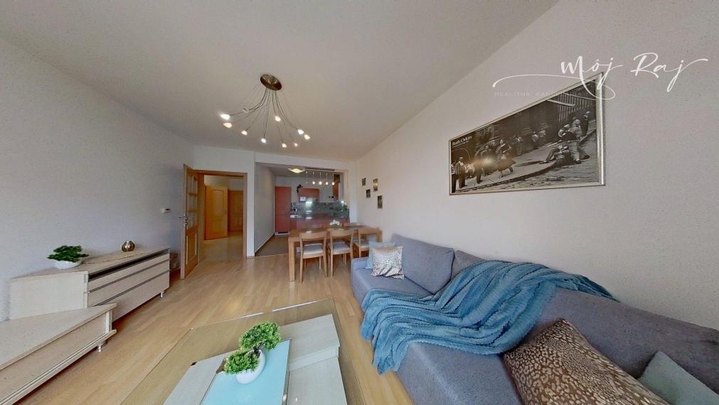 🏡 Priestranný 2-izb. byt s balkónom a gar. státím na Budatínskej