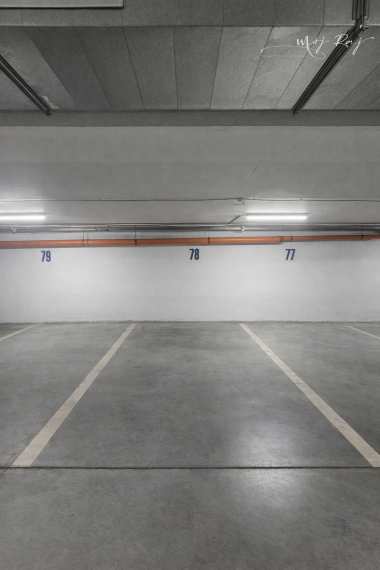 🏡 Priestranný 2-izb. byt s balkónom a gar. státím na Budatínskej