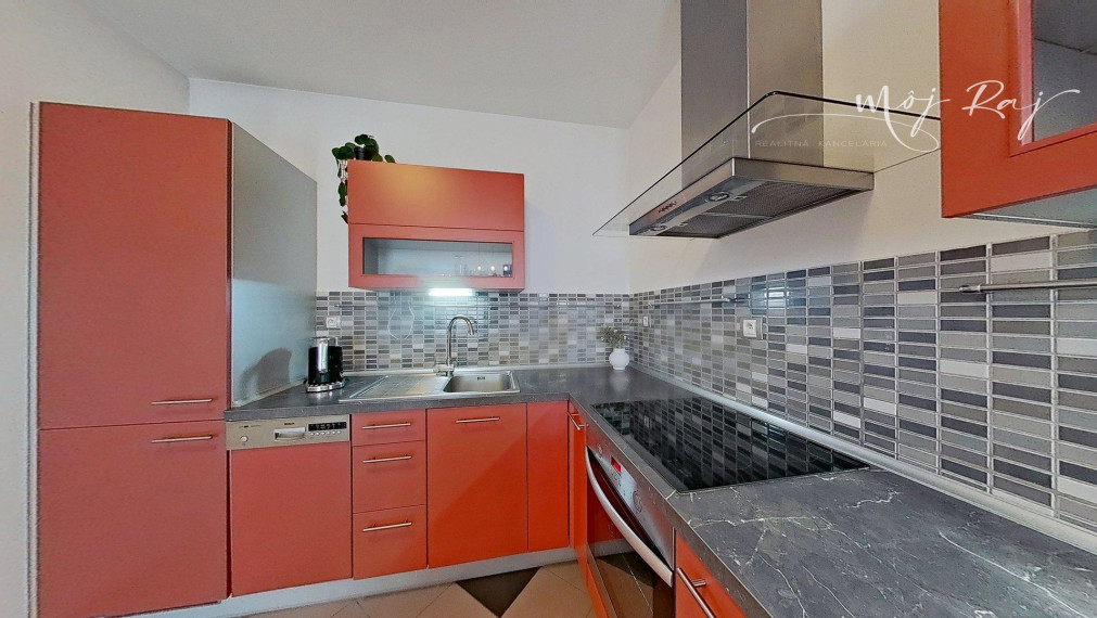 🏡 Priestranný 2-izb. byt s balkónom a gar. státím na Budatínskej