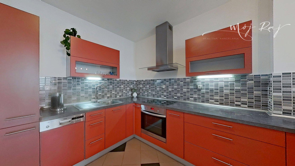 🏡 Priestranný 2-izb. byt s balkónom a gar. státím na Budatínskej