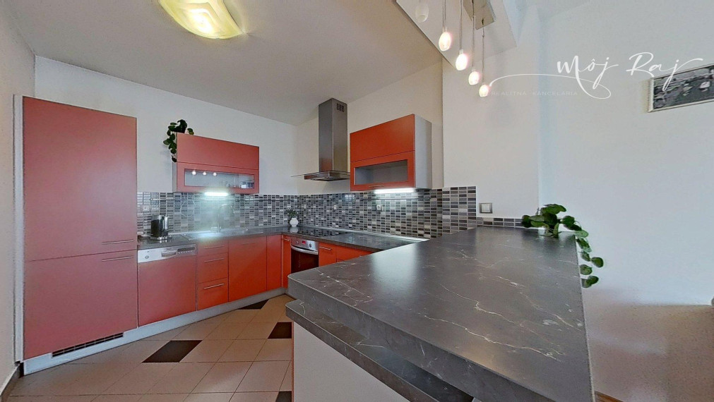 🏡 Priestranný 2-izb. byt s balkónom a gar. státím na Budatínskej