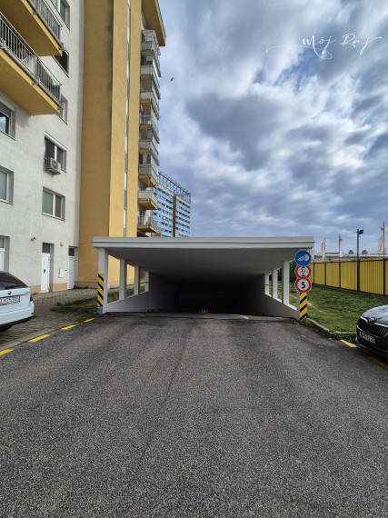 🏡 Priestranný 2-izb. byt s balkónom a gar. státím na Budatínskej