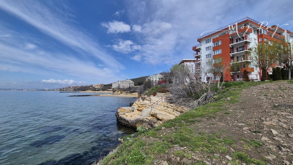 🏖️ 2-izb. apartmán s terasou – Crown Fort Club, Grand Resort, Sveti Vlas, Bulharsko