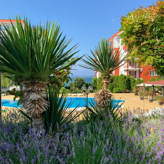 🏖️ Apartmán s terasou – Crown Fort Club, Grand Resort, Sveti Vlas, Bulharsko
