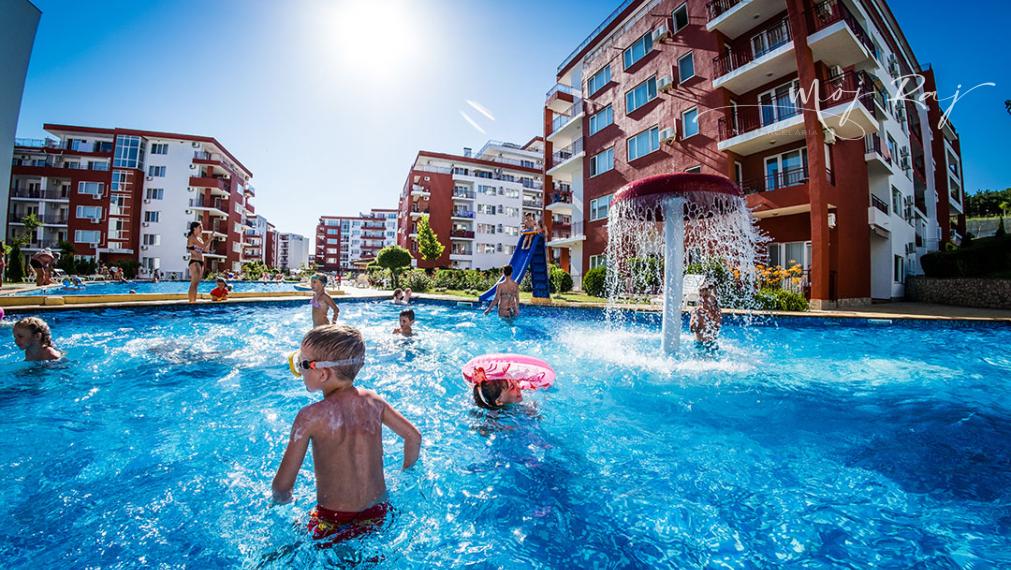 🏖️ Apartmán s terasou – Crown Fort Club, Grand Resort, Sveti Vlas, Bulharsko