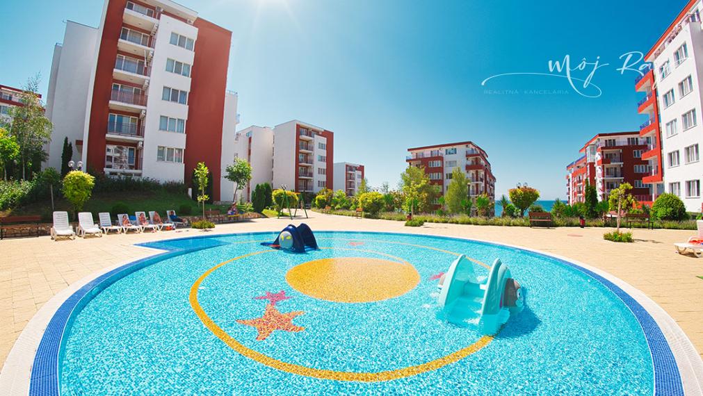 🏖️ Apartmán s terasou – Crown Fort Club, Grand Resort, Sveti Vlas, Bulharsko
