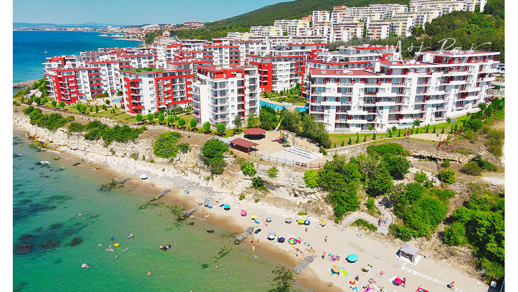 🏖️ 2-izb. apartmán s terasou – Crown Fort Club, Grand Resort, Sveti Vlas, Bulharsko
