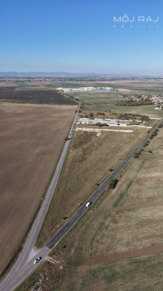 🏗️ INVESTIČNÁ PRÍLEŽITOSŤ | POZEMOK NA PRIEMYSELNÝ AREÁL A OBČIANSKU VYBAVENOSŤ – ČAKANY, 25 MINÚT OD BRATISLAVY