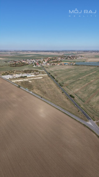 🏗️ INVESTIČNÁ PRÍLEŽITOSŤ | POZEMOK NA PRIEMYSELNÝ AREÁL A OBČIANSKU VYBAVENOSŤ – ČAKANY, 25 MINÚT OD BRATISLAVY