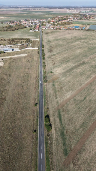 🏗️ INVESTIČNÁ PRÍLEŽITOSŤ | POZEMOK NA PRIEMYSELNÝ AREÁL A OBČIANSKU VYBAVENOSŤ – ČAKANY, 25 MINÚT OD BRATISLAVY