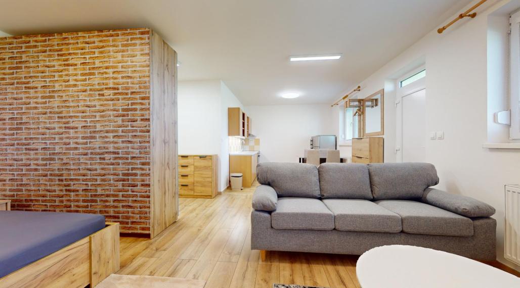 🏡 Priestranná garsónka s vlastným vchodom 🏡