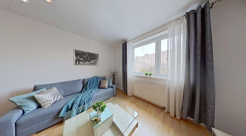 🏡 Priestranný 2-izb. byt s balkónom a gar. státím na Budatínskej