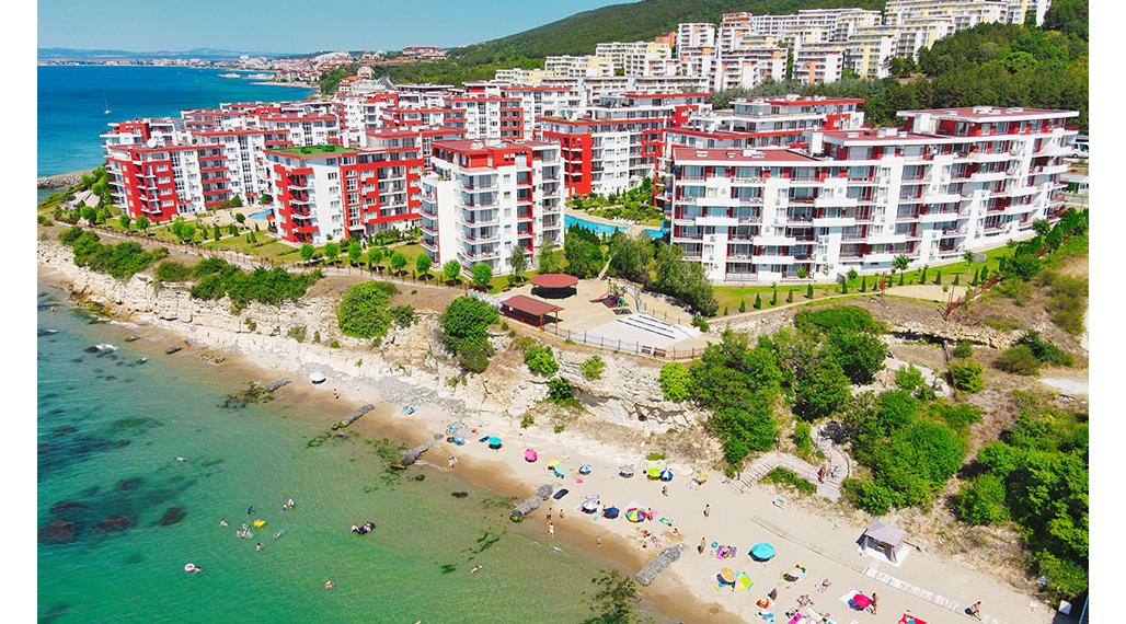 🏖️ Apartmán s terasou – Crown Fort Club, Grand Resort, Sveti Vlas, Bulharsko