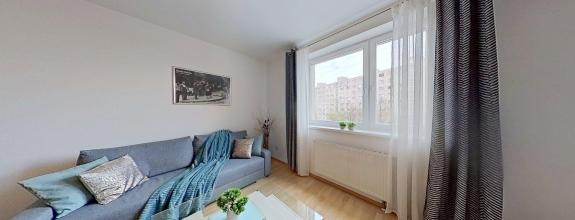 🏡 Priestranný 2-izb. byt s balkónom a gar. státím na Budatínskej