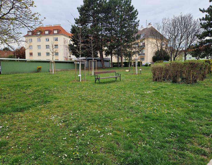 Priestranný 2 izb. byt v centre Eisenstadtu s pivnicou a parkovaním vo dvore