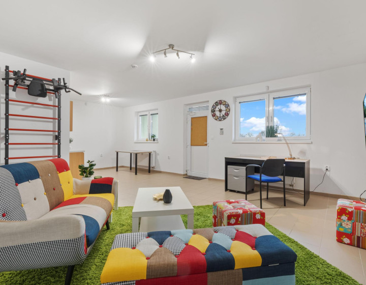 🏡 Priestranný 1 izb. Byt/Nebytový Priestor s vlastným vchodom 🏡