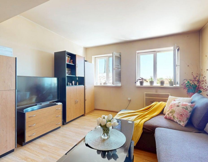 🏠 Bývaj alebo zarábaj: 🛏️ 2-izbový byt + 🚗 parkovanie v 📍 Hlohovci