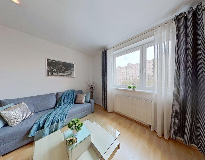 🏡 Priestranný 2-izb. byt s balkónom a gar. státím na Budatínskej