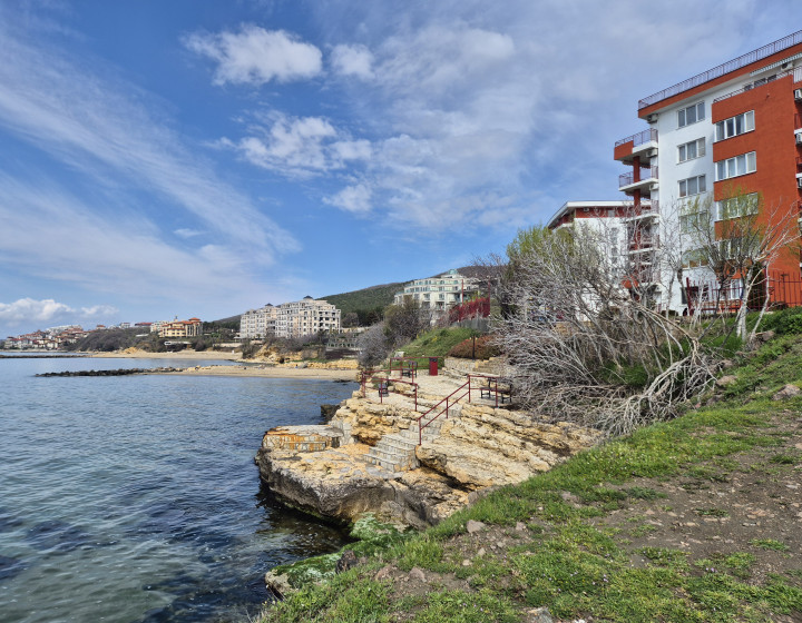 🏖️ 2-izb. apartmán s terasou – Crown Fort Club, Grand Resort, Sveti Vlas, Bulharsko