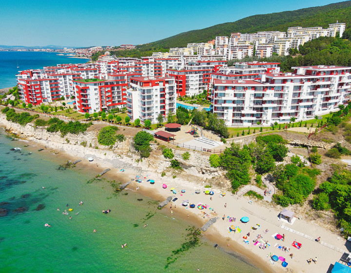 🏖️ Apartmán s terasou – Crown Fort Club, Grand Resort, Sveti Vlas, Bulharsko